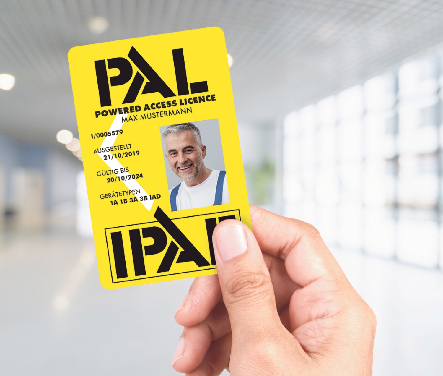 hochgehaltene PAL-Card von IPAF